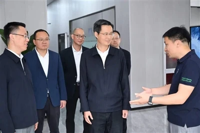Chen Wei, Sekretär des städtischen Parteikomitees, inspiziert unser Unternehm...